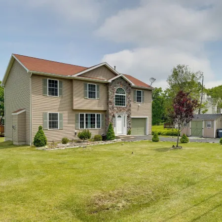 Pocono Home w/ Hot Tub & Fire Pits: 1 Mi to Lakes!
