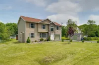Pocono Home w/ Hot Tub & Fire Pits: 1 Mi to Lakes! Hotels in 