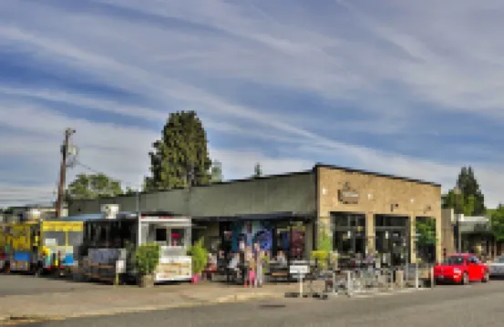 現代溫哥華聯排別墅 - 就在主街上！