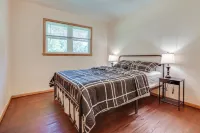 10 Mi to Downtown: Group Getaway in Minneapolis - 2-Sterne