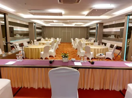 W Three Premier Hotel Lagaligo Отели рядом с достопримечательностью «Wisma Pattimura»