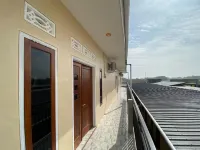 RedDoorz near Terminal Baru Pasuruan Hotel di Bugulkidul
