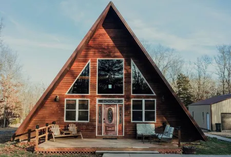 15 minutes from Fort Leonard Wood-rustic A-frame nestled on 5 acres