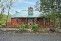 Spacious 2 bed cabin, hot tub close to attractions Hotels near Smoky Mountain Knife Works