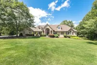 Magnificent Villa, Private Pool, Fire Pit w/Huge Backyard Hotels in Chester