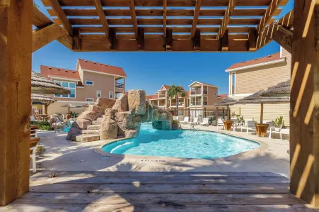 Fun 4 Bedroom Resort Pool Sleeps 12