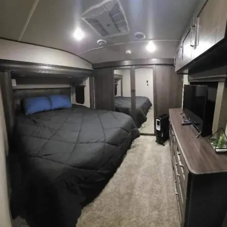 Luxurious 37' 5th Wheel. Enjoy all the fun of Glamping