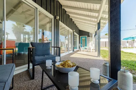 Stylish 3 Bedroom Pool Pets Sleeps 10