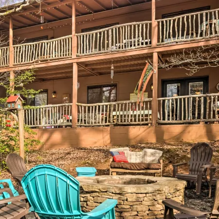 'Joshuas Lodge' w/ Hot Tub + Mountain Views!