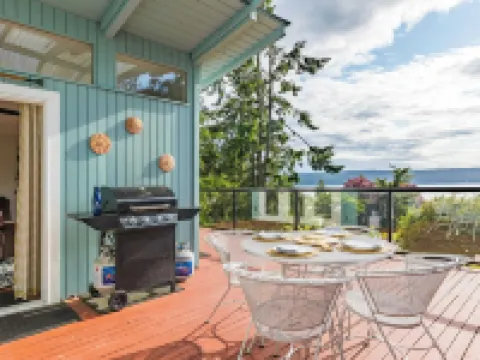 Wolf Beach Cottage by AvantStay Harbor Views Hotels in Langley