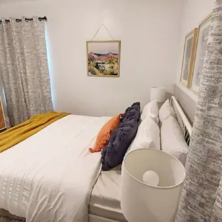 Cozy 2 Bedroom with Mid-Century & Farmhouse Vibes