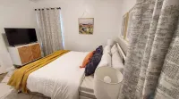 Cozy 2 Bedroom with Mid-Century & Farmhouse Vibes