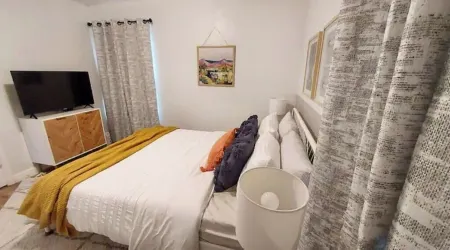 Cozy 2 Bedroom with Mid-Century & Farmhouse Vibes Отели в г. Винта Каунти