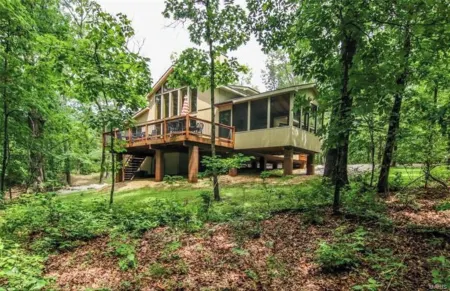 Gorgeous Chalet Getaway with Cabin Feel sleeps 10 at Innsbrook Resort