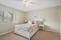 Waterfront Lot with Fishing and Tennis Courts - Charming Unique Cottage