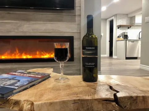 Modern Rustic Charm Apartment. Quiet setting. Only a 4 minute drive to downtown!