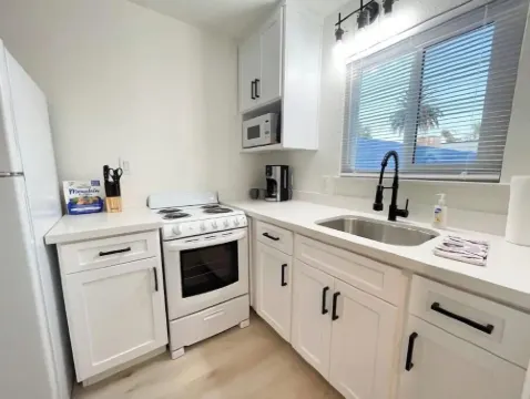 Newly renovated studio apartment 1 mile to HWY 99