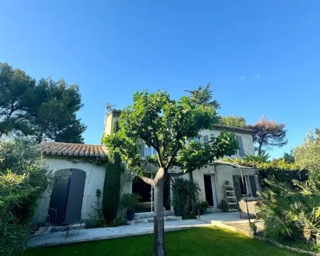 Charming Villa With AC in Alpilles Hotels in Paradou