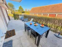 Small private courtyard - 1 minute walk from the beach