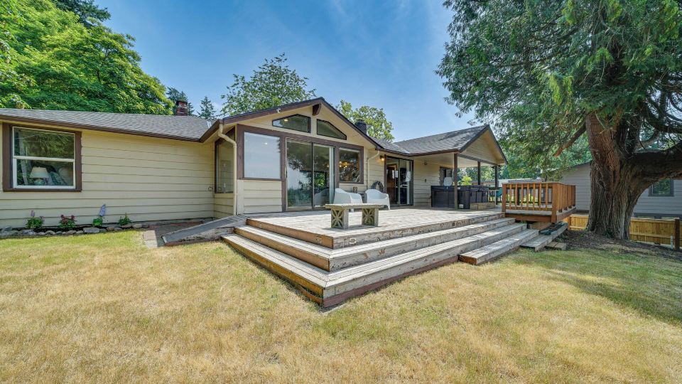 1/2 Mi to Yarrow Bay: Family Home in Kirkland