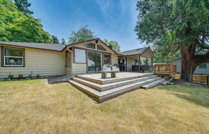 1/2 Mi to Yarrow Bay: Family Home in Kirkland