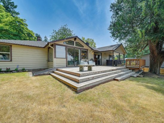 1/2 Mi to Yarrow Bay: Family Home in Kirkland