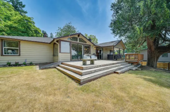 1/2 Mi to Yarrow Bay: Family Home in Kirkland