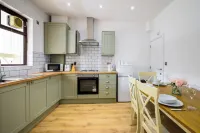 Beautiful 2 Bedroom Family Home in Atherton, Free parking Hotels in Wigan