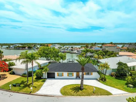 WATER FRONT. Spacious 4-bedroom house in charming North Redington Beach with AC,