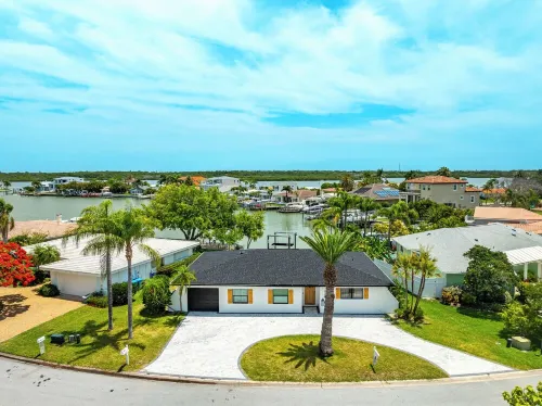 WATER FRONT. Spacious 4-bedroom house in charming North Redington Beach with AC,