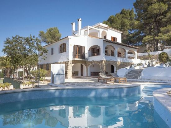 Detached vacation villa within walking distance of Moraira center and beach