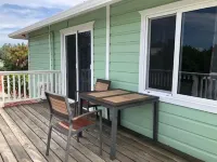 Lovely 2 bedroom unit, lagoon side with beach view Hotels in Maya Beach