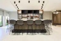 DoubleTree by Hilton Austin-University Area - bar