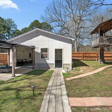 Charming 3-bedroom Home in Monroe with a Pool Table and Fire Pit, WiFi