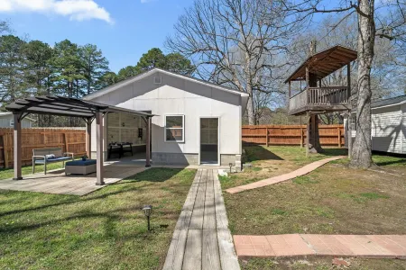 Charming 3-bedroom Home in Monroe with a Pool Table and Fire Pit, WiFi Отели в г. Монро