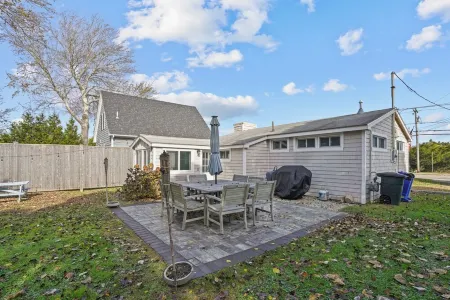 Coastal Cottage in Pt.Judith Walk to Beaches, BI Ferry, Ice Cream,Aunt Carries.