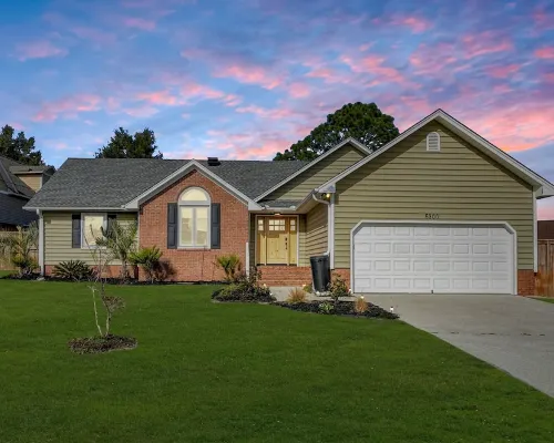 Charming 3-bedroom house close to area beachs, the river and downtown Hotels in Silver Lake