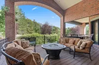 Spacious estate, 12000 square feet on a full acre in East Sandy