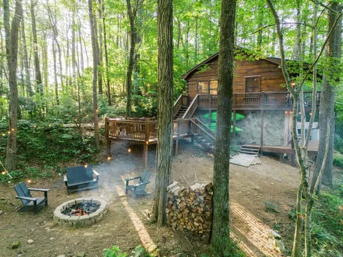 Secluded 4WD Adventure with Mountain Views, Hot Tub and Flat Yard. Pet-Friendly!