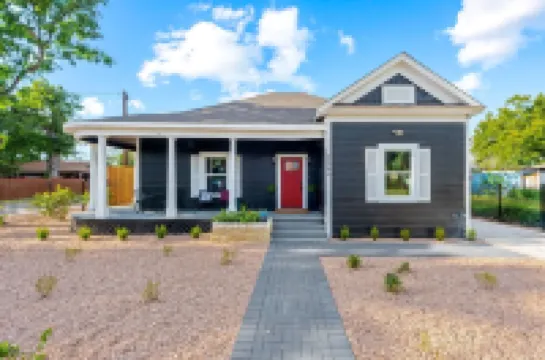 Downtown SA Manor -Unique Stay w/ Heated Pool, Hot Tub, Movie Room