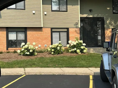 Charming 2BR Retreat/ Pickleball, Hot Tub, Hiking, Game room, Fire pit and Seats