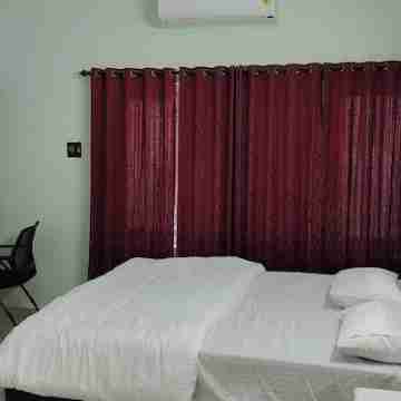 3-bedroom bungalow with AC, WiFi, 5 km range of airports, in the of the city Rooms