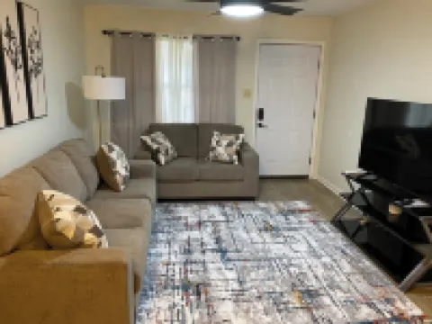 Embrace Peaceful Luxury in a Contemporary Escape 海伍德縣酒店