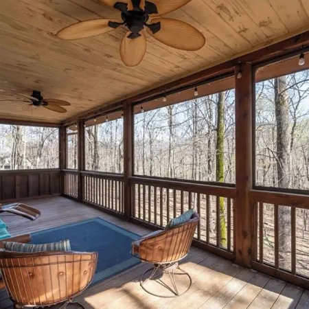 Hidden Honey Hole Cabin: 4 BEDROOM, POOLS, TENNIS/PICKLEBALL, HIKING, LAKE AREA