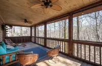 Hidden Honey Hole Cabin: 4 BEDROOM, POOLS, TENNIS/PICKLEBALL, HIKING, LAKE AREA