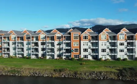 Peaceful, river front, 2-bedroom condo with WiFi in Seaside