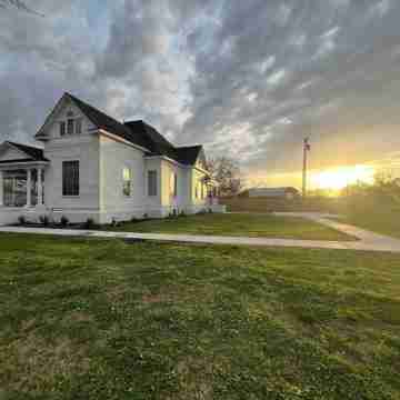 Plenty of Space to Relax! Near Turner Falls and Crossbar Ranch. Sleeps 6 Hotel Exterior