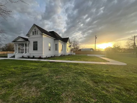 Plenty of Space to Relax! Near Turner Falls and Crossbar Ranch. Sleeps 6