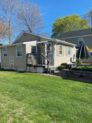 Charming 2-bedroom cottage in Old Lyme with AC