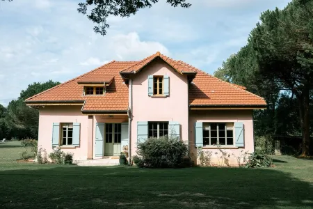 La Maison Rose, 5 to 7 suites, in a private park, 10 minutes from the beaches. Отели в г. Сен-Жюльен-ан-Борн